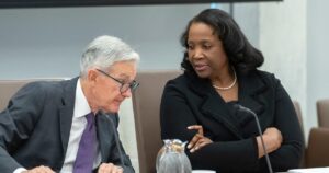 Ex-Diretora do Federal Reserve Desafia Trump e Recusa Demissão!