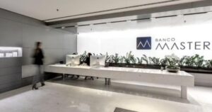Banco Master à Beira do Abismo: Quatro Destinos à Espera do Banco Central!