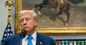 Trump Entra em Queda, Mas A Revolução dos Carros Elétricos é Irreversível!