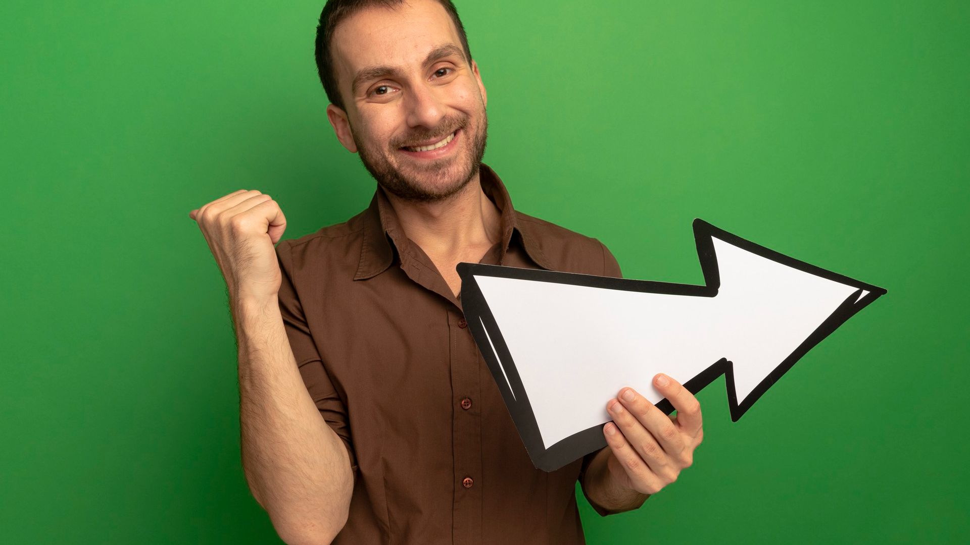 Homem mostrando caminho com fundo verde e feliz