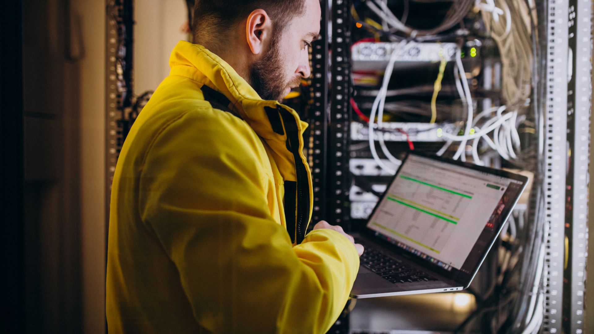 Google pode conquistar impressionantes 14% de mineradora de Bitcoin! 1 Homem trabalhando em ambiente de computacao de alto desempenho