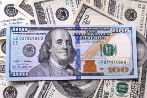 Dólar despenca com a onda de apostas em cortes de juros do Fed após discurso explosivo de Powell!