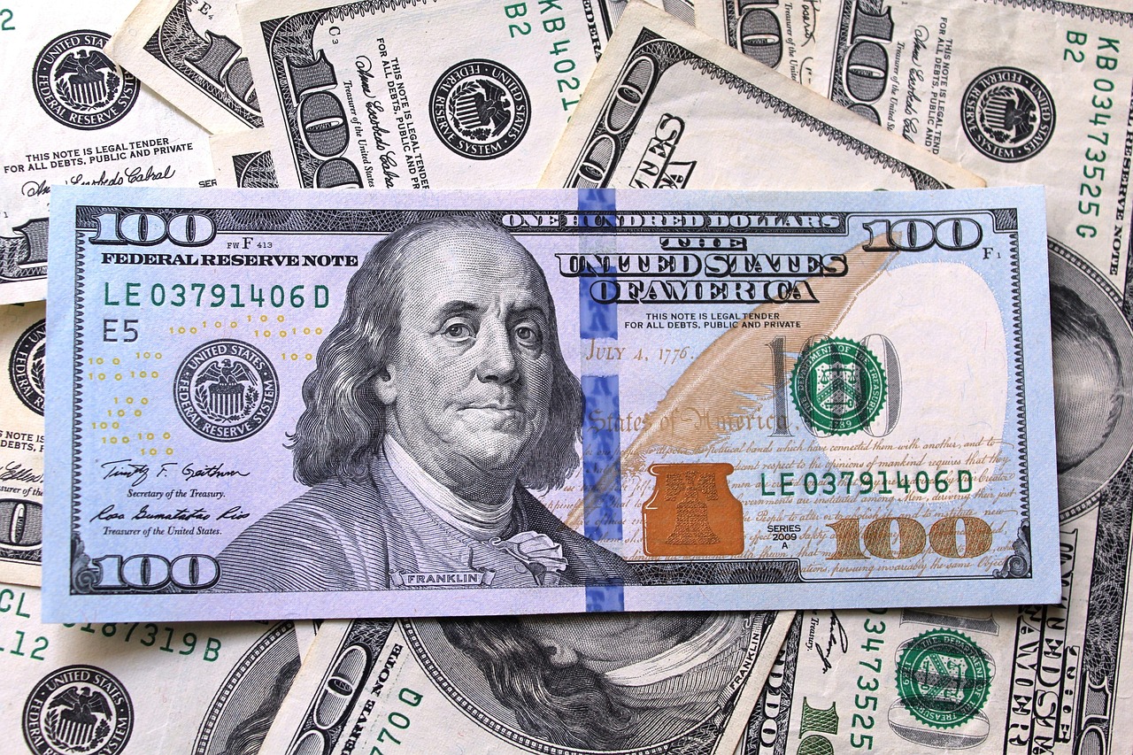 Dólar despenca com a onda de apostas em cortes de juros do Fed após discurso explosivo de Powell! 1 Impacto do dolar nos investimentos