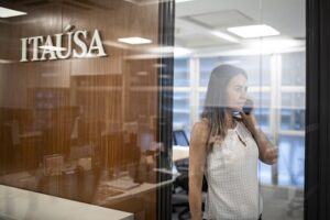 Itaúsa (ITSA4) Surpreende com Lucro Recorrente 11% Superior no 2º Trimestre!