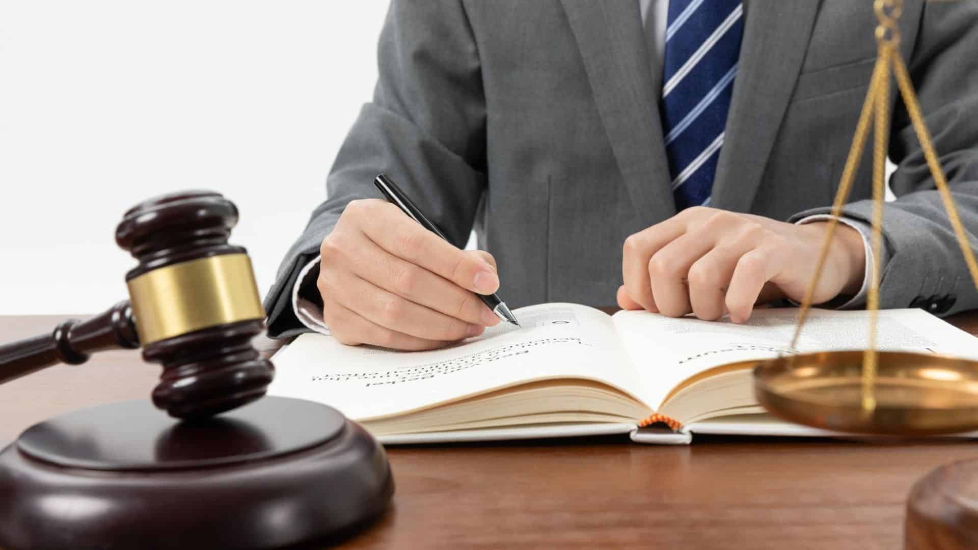 Concurso em BH para juízes federais aceita criptomoedas e oferece salário de R$ 38 mil! 1 Juiz