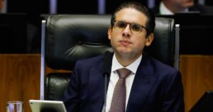 INSS: Motta Suspende Análise de Lei Após Explosivas Críticas dos Aliados!