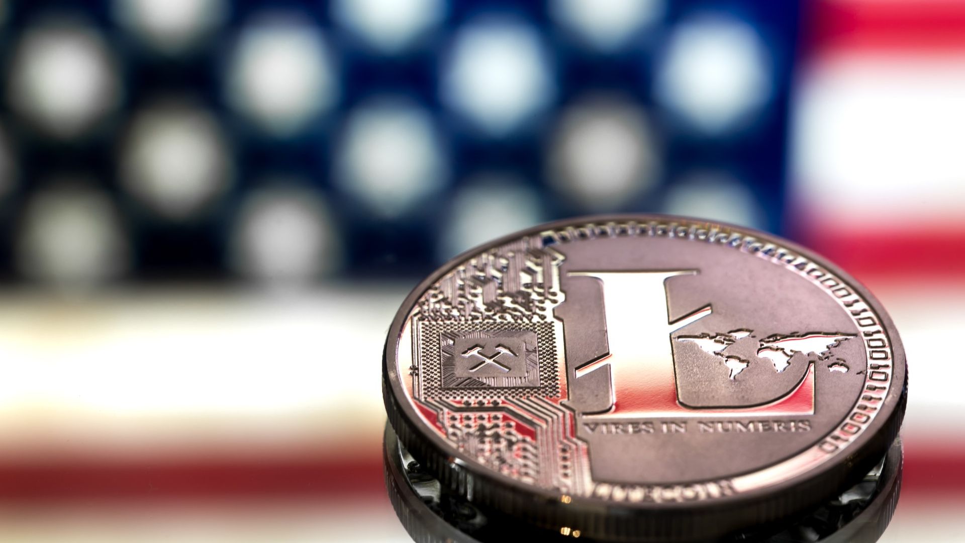 Litecoin com bandeira dos EUA ao fundo