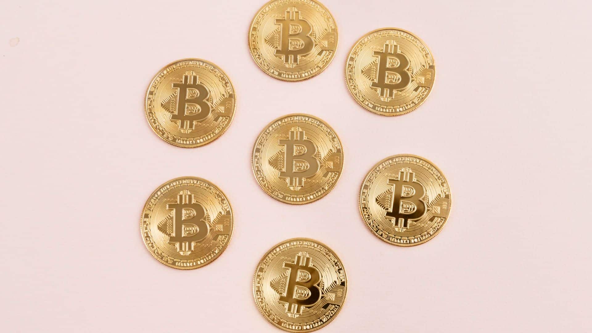 Geração Z e Millennials: Comando do Bitcoin e os Lucros Começam a Chegar! 1 Moedas do bitcoin em circulo