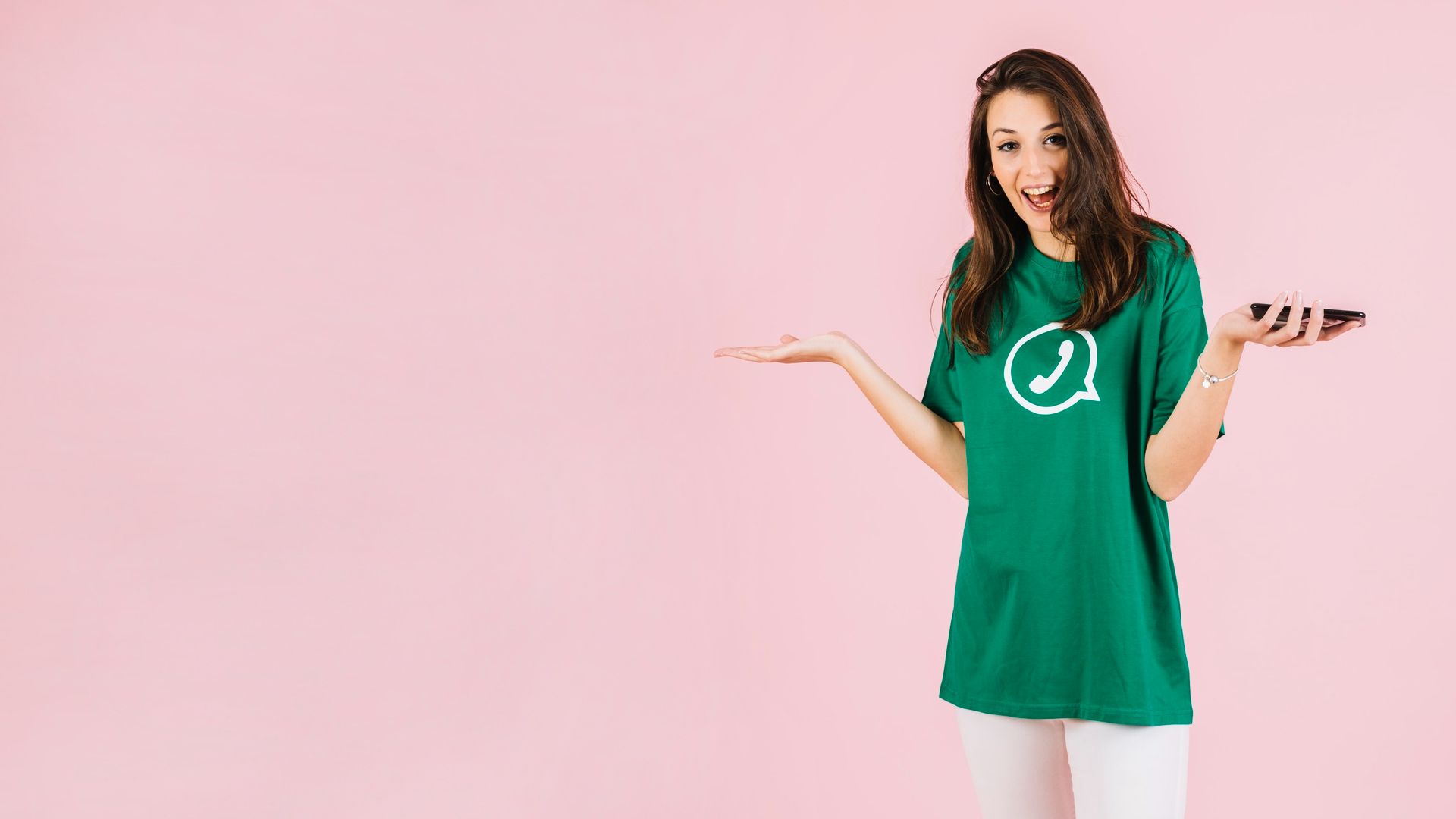 WhatsApp Revela Novas Medidas de Segurança Após Polêmica em Grupos de Criptomoedas! 1 Mulher com roupa de famoso aplicativo