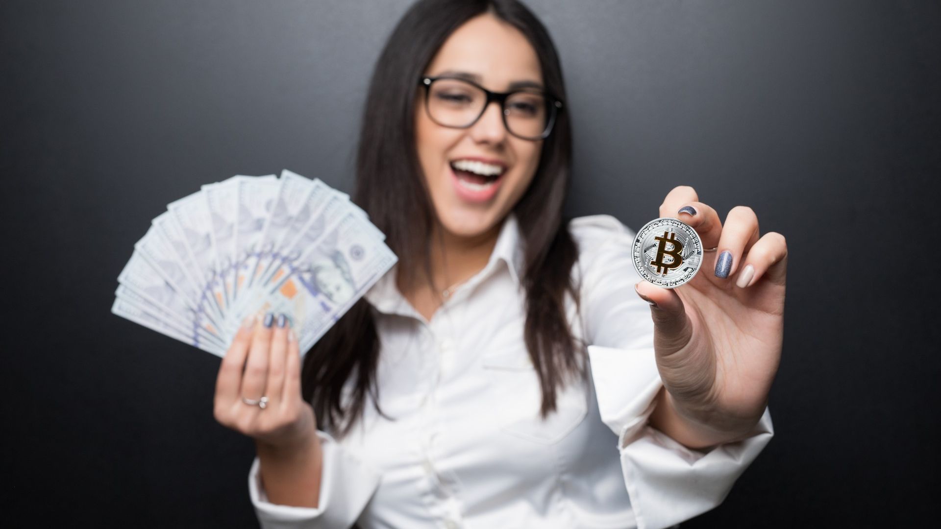 Mulher segurando notas de Dolar e bitcoin