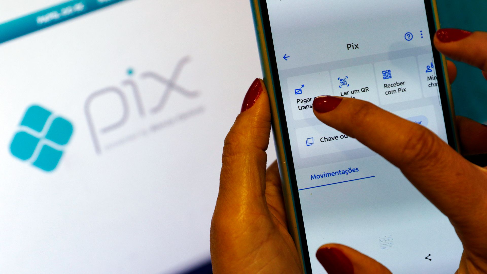 Mulher usando o Pix do Brasil