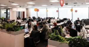 Empresas em Alerta: Trabalho Híbrido em Queda e Horas no Escritório Aumentam!