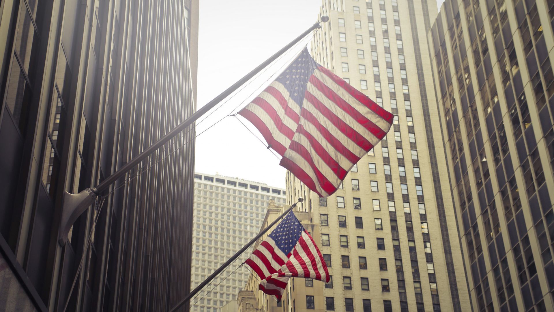US$ 10 Tri em Risco: Tesouro dos EUA Ataca Outra Corretora de Cripto! 1 Predio com bandeiras dos EUA em destaque