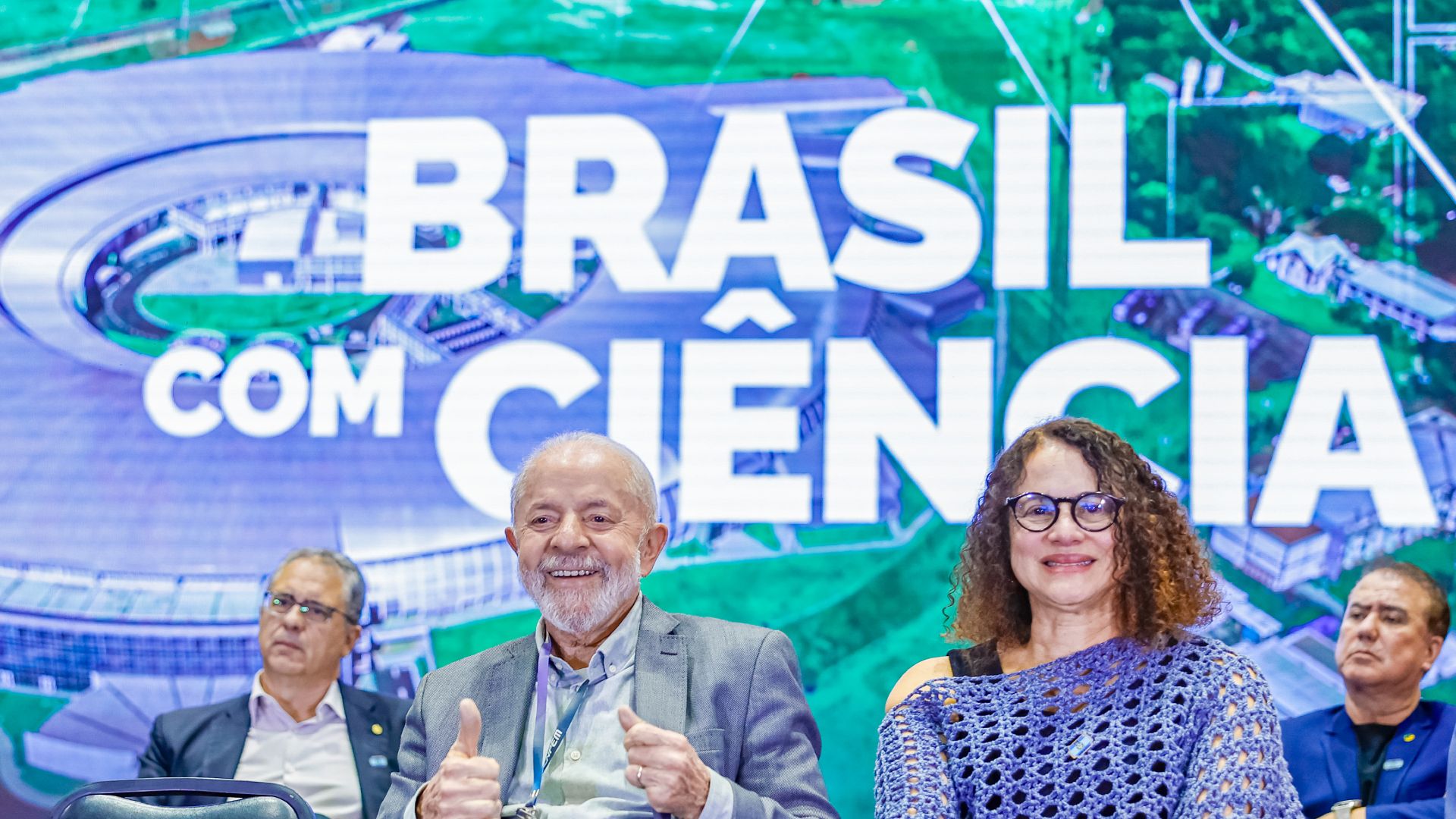 Presidente Lula ao lado da Ministra Luciana do MCTI