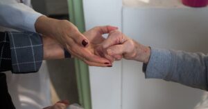 O Conflito Gera Esperança: Jovens e Velhos Transformam os Próximos 30 Anos!