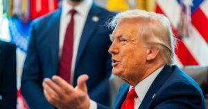 “Conselheiro de Trump Alerta: ‘Perda na Suprema Corte pode Marcar o Fim dos EUA!’”