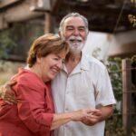 casal de idosos em seu jardim freepik