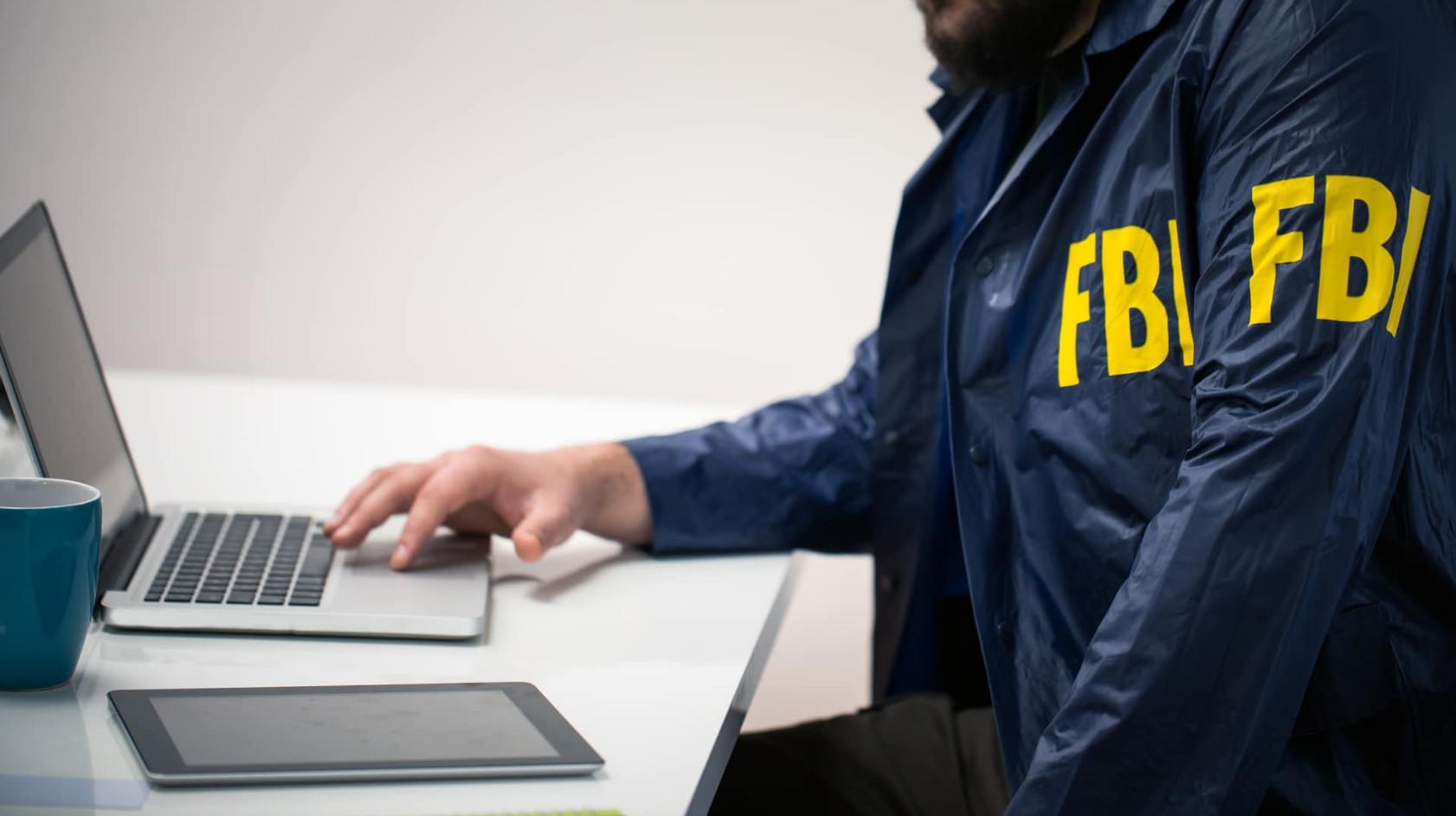FBI Soa o Alerta: Golpistas Usam Falsos Escritórios de Advocacia para Enganar Investidores em Criptomoedas! 1 fbi computador