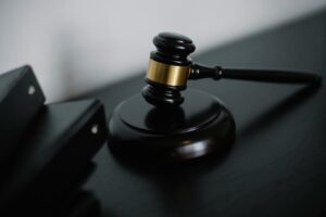 Justiça Choca: União Poliafetiva de 35 Anos Garante Pensão Dividida entre Mulheres em SC!