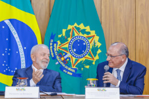 Lula e Alckmin em reunião tensa: ações urgentes contra o tarifaço devastador!