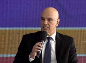 Moraes desacelera processo contra Bolsonaro: “Dois anos de espera!”