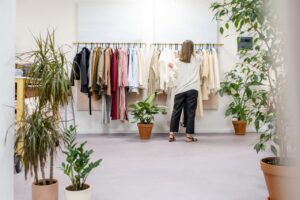 Frio e Vendas Explosivas: O Impacto das Blusinhas nas Lojas de Moda!