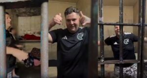 Influenciador Detido em Ação Contra Apostas: Vídeo Bombástico da Cela Antes da Fiança!