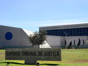 Juíza em choque: STJ confirma prisão por abusar de servidores como babás e jardineiros!