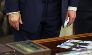 Trump Revela Maquiagem na Mão Novamente: Qual é o Mistério por Trás?