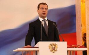 Macron e Merz: O Choque de “Aberrações Raras” que Ignoram a 2ª Guerra!