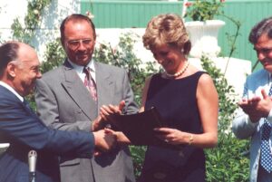 Segredos da Princesa Diana: Cápsula do Tempo Revelada após Décadas!