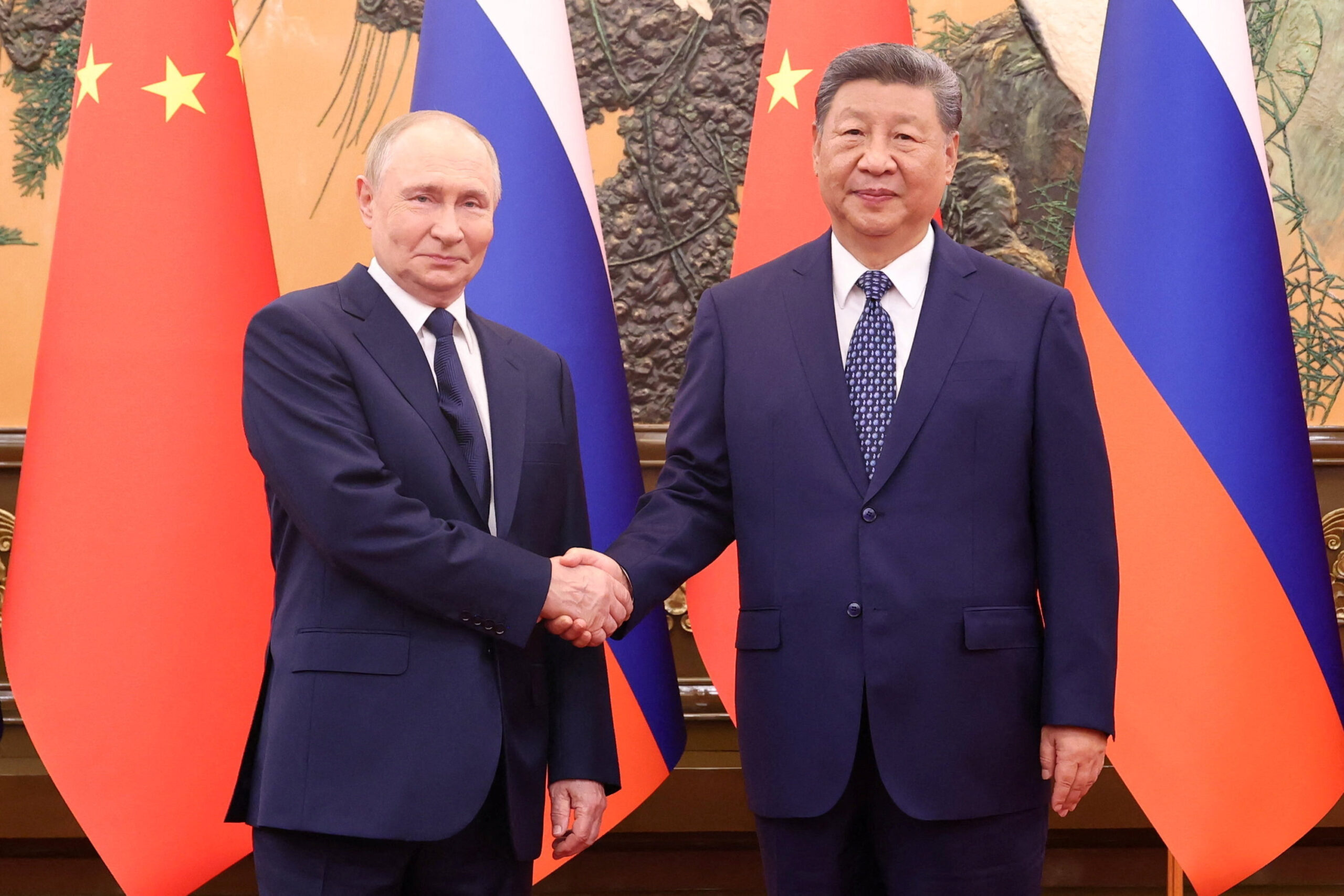Putin e Xi Revelam Planos Secretos sobre Transplantes e Imortalidade! 1 2025 09 03T130308Z 1 LYNXMPEL820QI RTROPTP 4 CHINA RUSSIA PUTINXI MICROFONE scaled