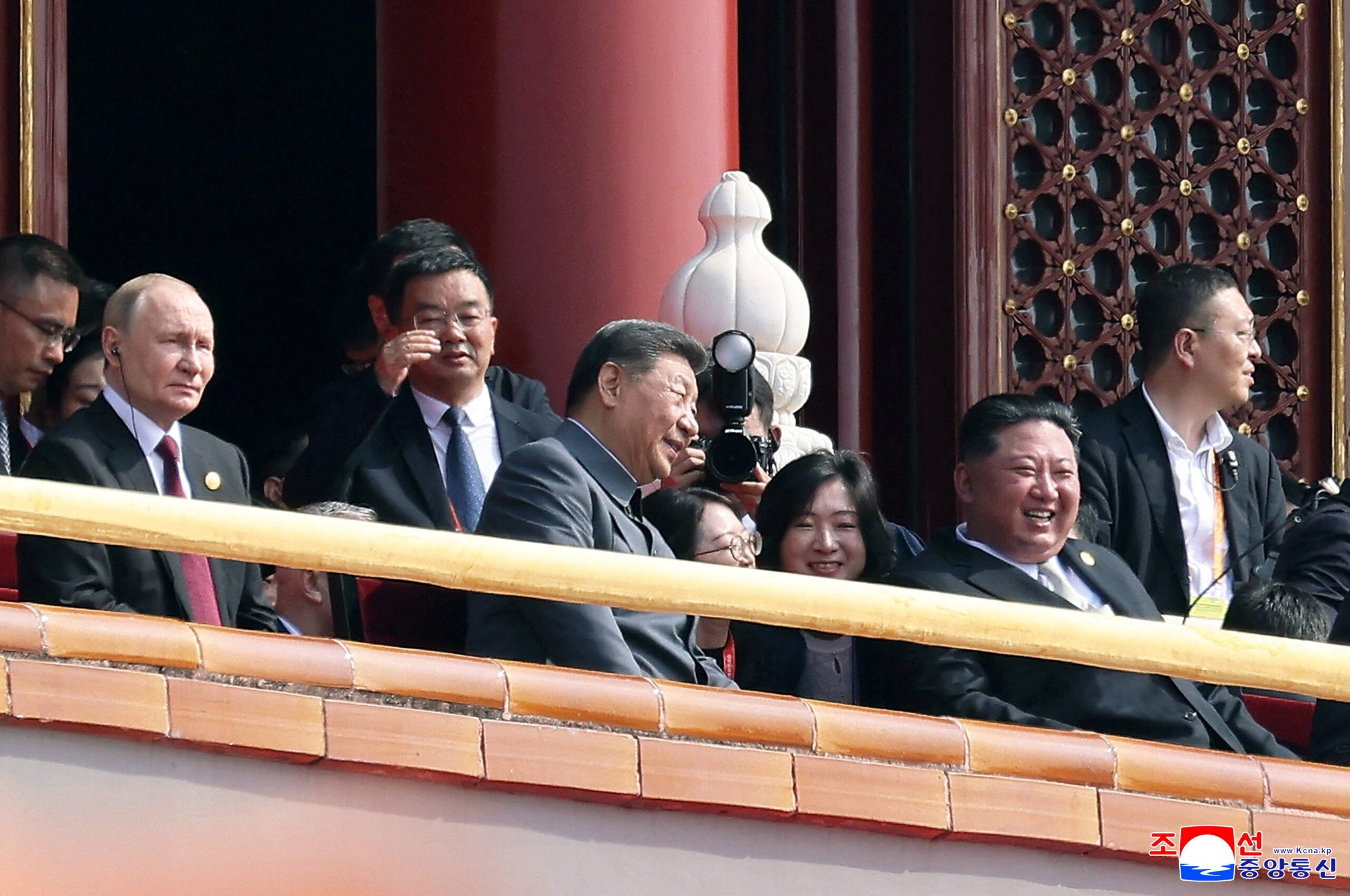 Kim Jong-un surpreende: Apoio à Rússia e filha como sucessora em encontro com Xi! 26 2025 09 03T223222Z 484418216 RC2LKGAT7VEI RTRMADP 3 WW2 ANNIVERSARY CHINA scaled
