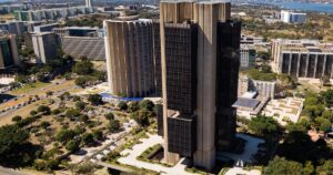 Crise à Vista: EUA Cortam Juros Enquanto Selic de 15% Fica Estagnada; Descubra o Que Isso Significa Para o Brasil!