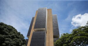 Investidores Desafiam o Banco Central: Selic Firme em 15% em Meio a Tempestade Doméstica!