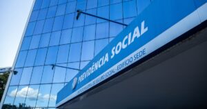 Aposentada é vítima de fraude do INSS e acumula mais de 200 processos; descubra essa história chocante!