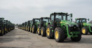 John Deere em Crise: Tarifas e Agricultores Desesperados!