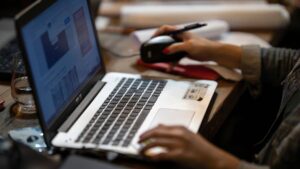 Freelancer ou CLT? Descubra 5 razões chocantes para ser livre e 5 motivos Urgentes para buscar a segurança do emprego!