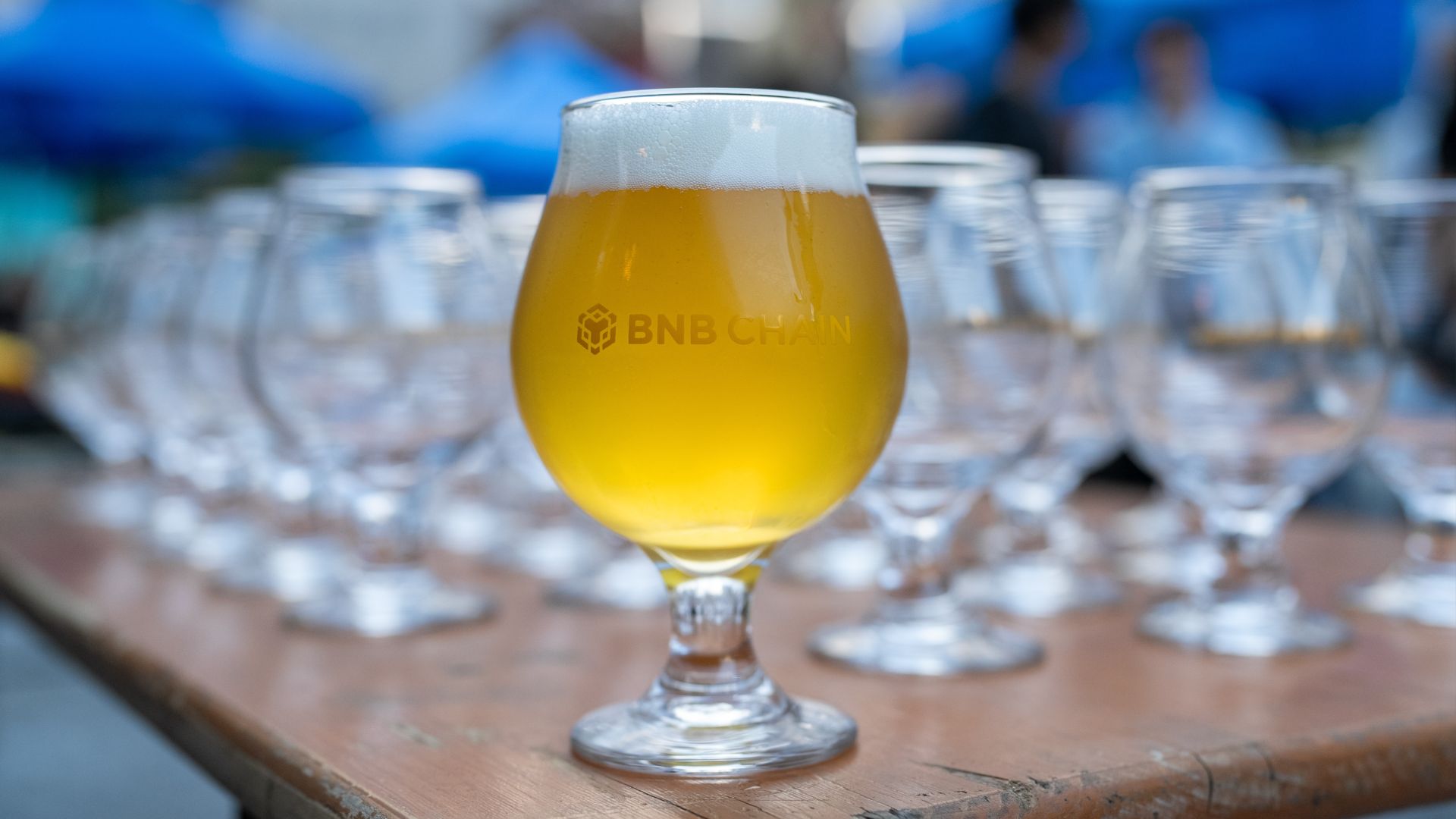 Copos de vidro com simbolo da BNB Chain