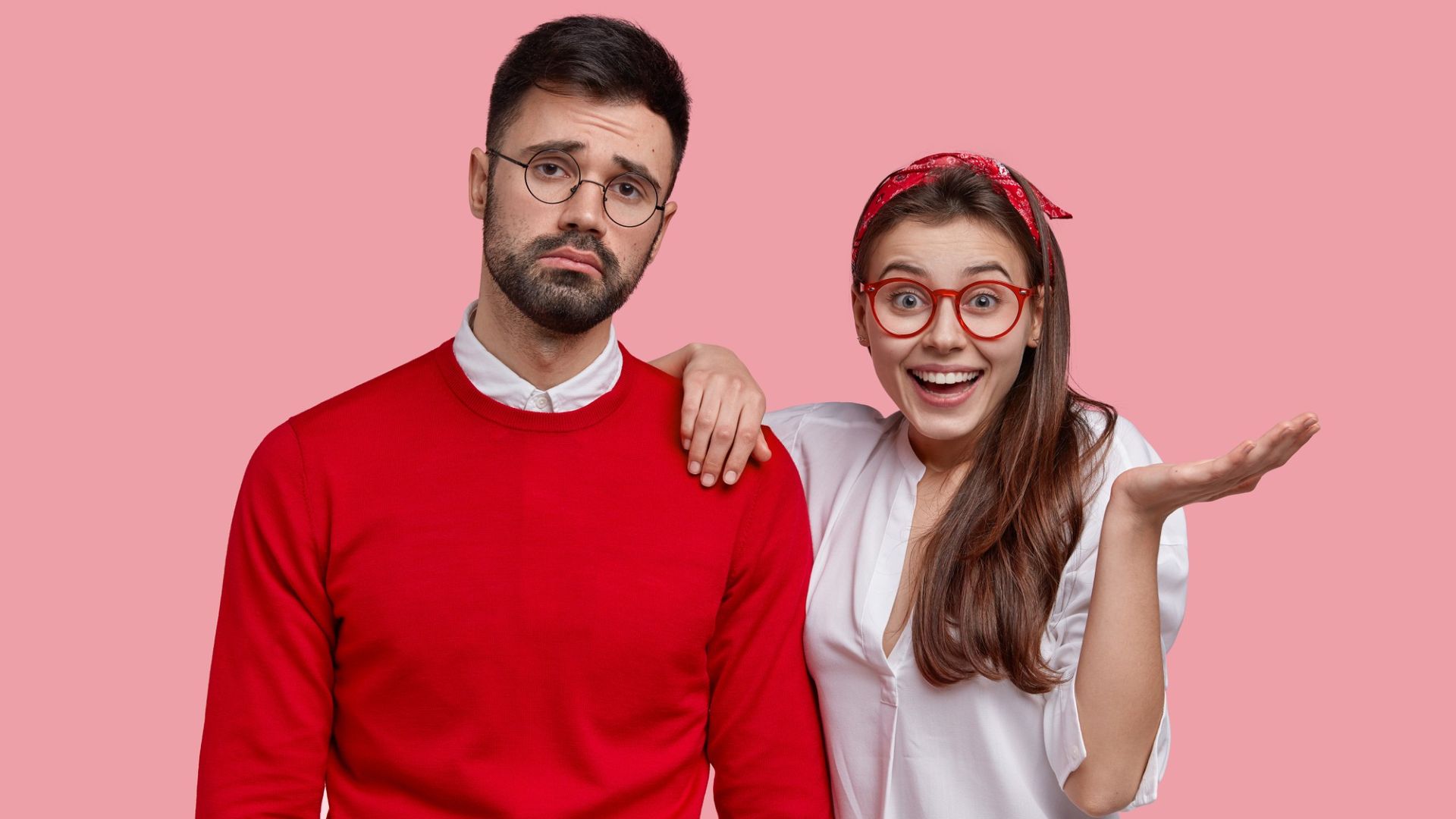 Homem triste e mulher alegre ao seu lado