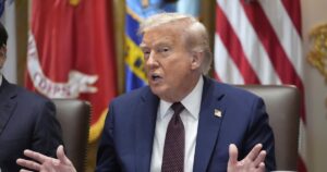 Servilismo: A Ascensão Alarmante do Autoritarismo de Trump!