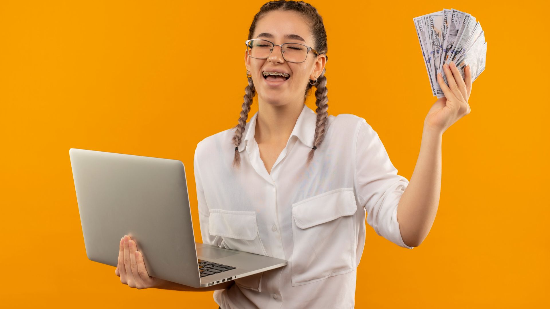 Jovem animada segurando notas de dinheiro