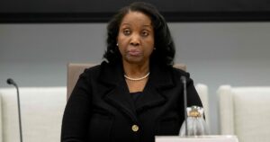 Choque nos EUA: Tribunal Ratifica Lisa Cook no Fed em Conflito Judicial com Trump!