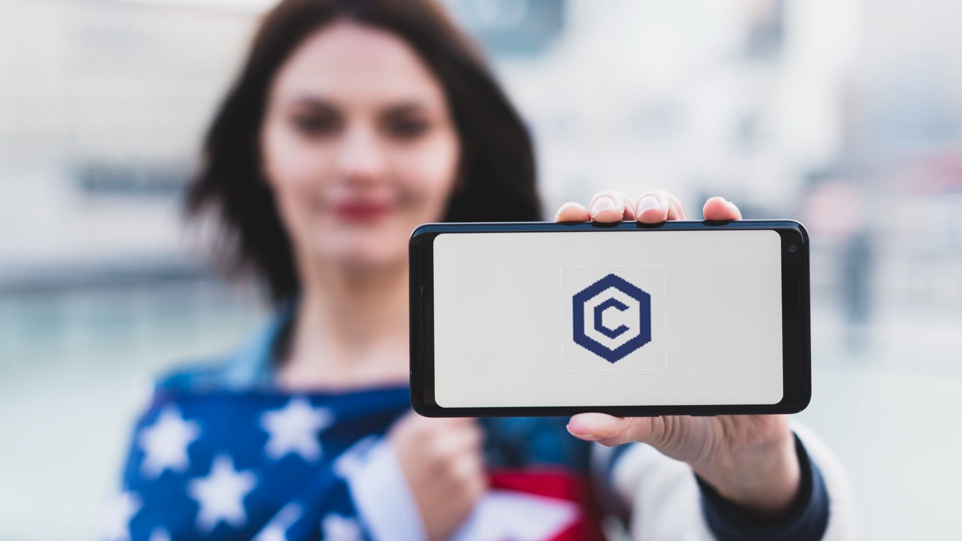 Trump Lança Revolução: Ações da Empresa Viram Criptomoedas! 1 Mulher mostrando criptomoeda em aplicativo