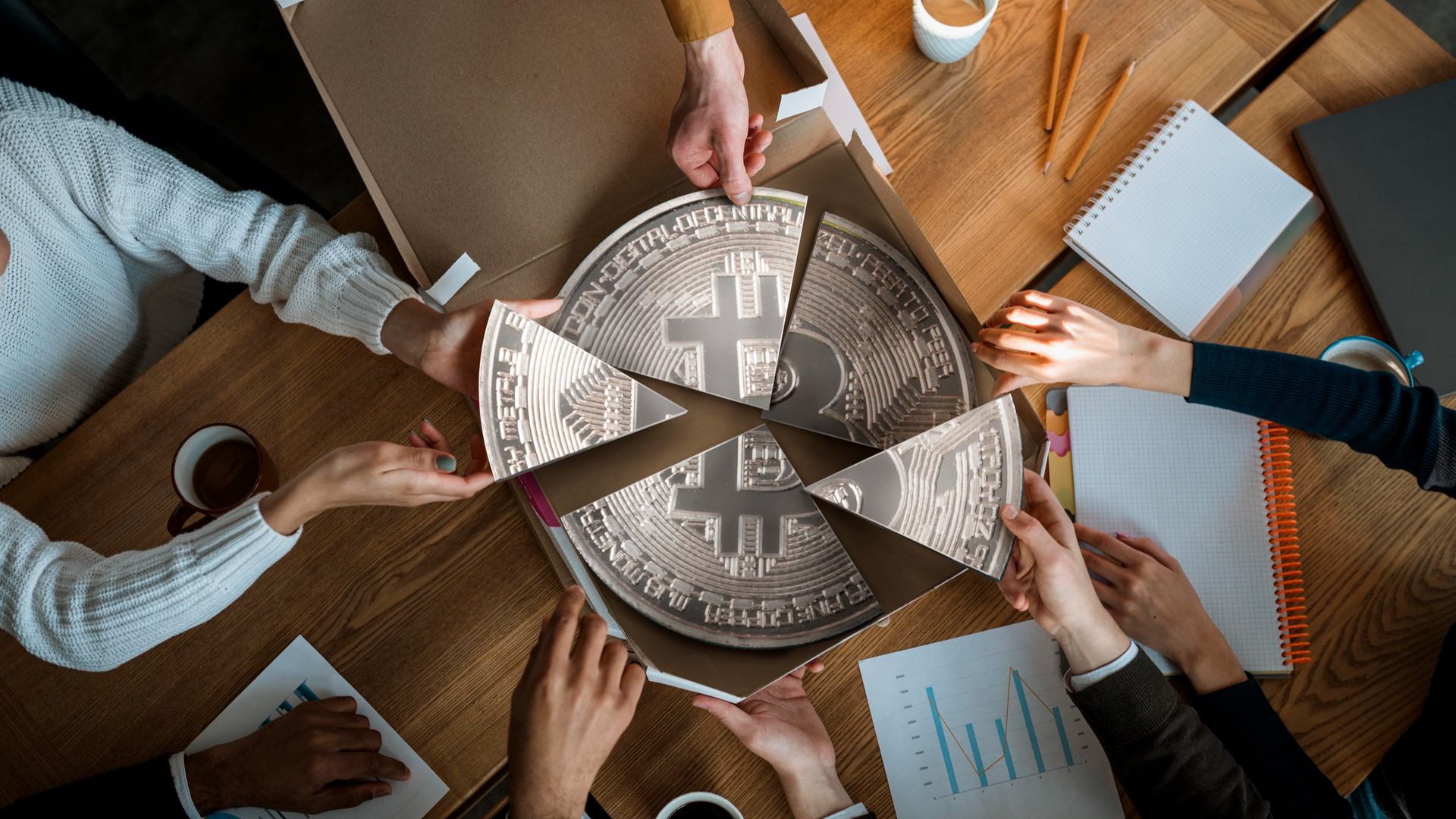 Pessoas dividindo bitcoin em formato de pizza