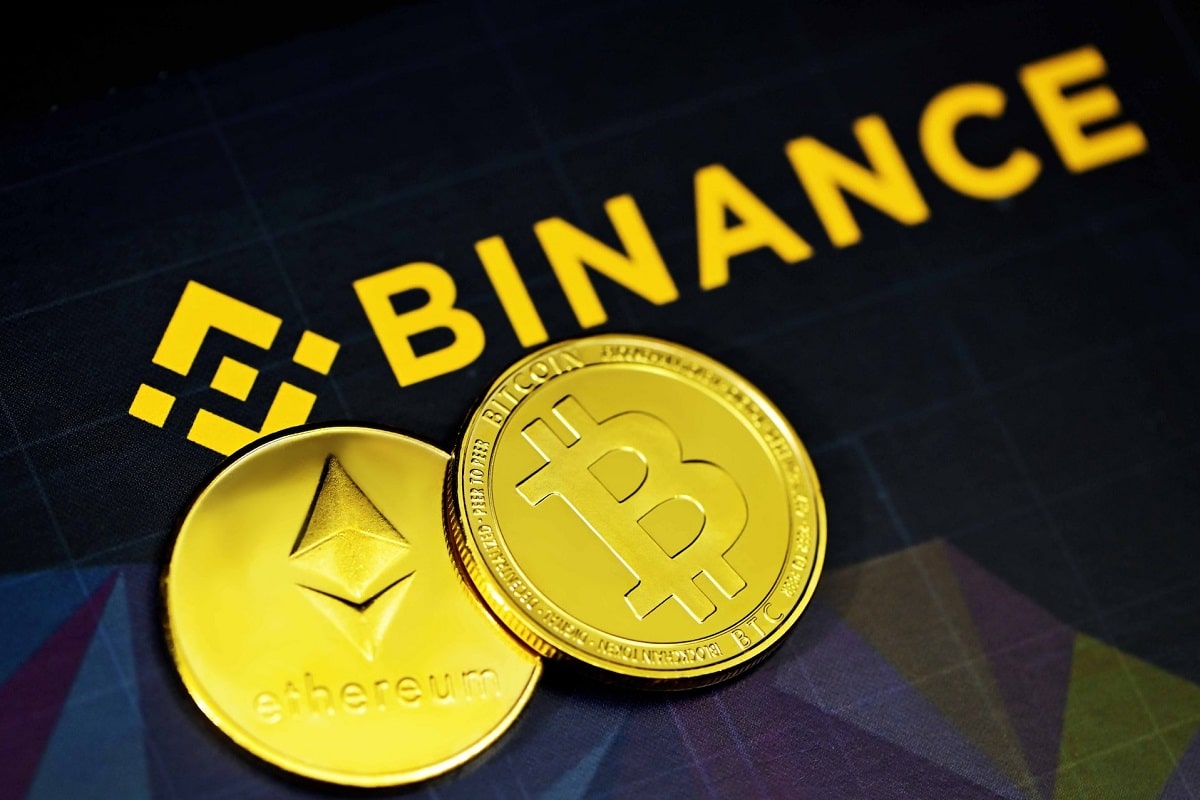 Simbolo da Binance proximo de bitcoin e ethereum