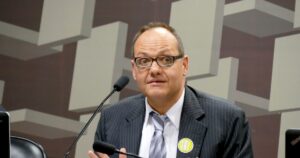 Crise Fiscal Ameaça Revolução no Câmbio: A Previsão Alarmante de Samuel Pessôa!