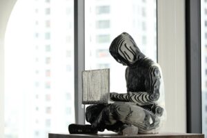 Satoshi Nakamoto: Nova Estátua Surpreende o Vietnã!