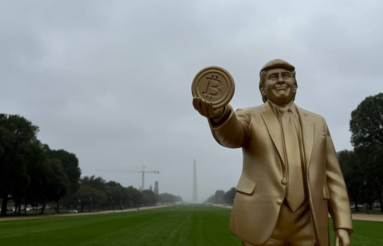 Trump é homenageado com estátua inusitada de Bitcoin no Capitólio! 1 estatua trump bitcoin