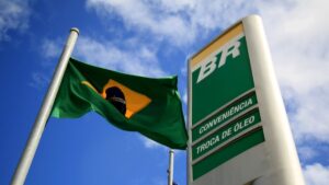 Petrobras (PETR4) em Alta: JP Morgan Revê Previsões e Aponta Preço-Alvo Surpreendente!